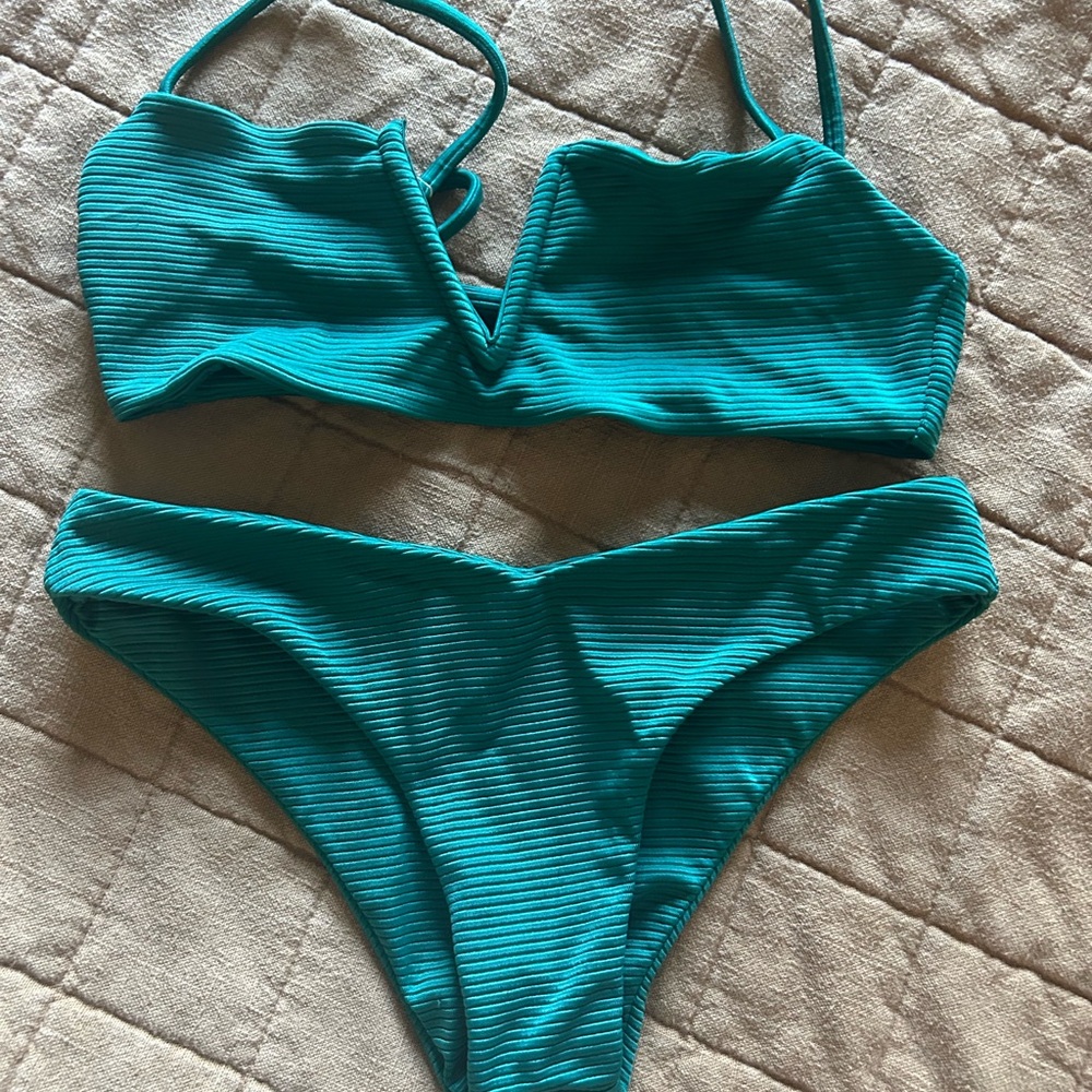 Arizona Daphne green bikini